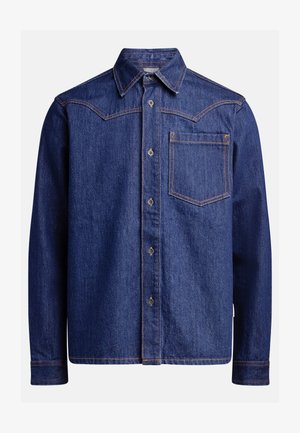 Chemise en denim bleu foncé à manches longues, avec col pointu, fermeture à boutons, poche poitrine et coutures orange contrastantes.
