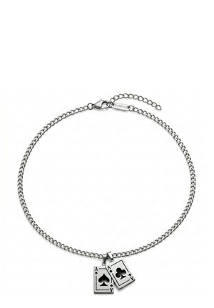 Sølvkjede med to spillekortanheng, som hver viser ess i spar og ess i kløver.