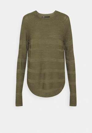 Pull en tricot vert olive à manches longues avec un col rond et un ourlet incurvé, présentant une texture subtile à rayures horizontales.