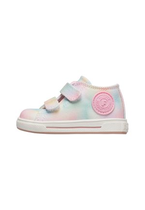Scarpa da ginnastica alta per bambini con tessuto tie-dye pastello, due cinturini a strappo e un logo circolare rosa sul lato sopra una suola in gomma bianca.