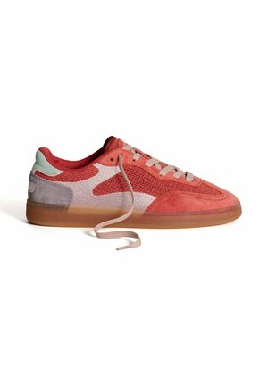 Rode en roze sneaker met een bovenwerk van mesh en suède, rubberen zool en een platte vetersluiting. Heeft een muntgroene accent op de hiel.