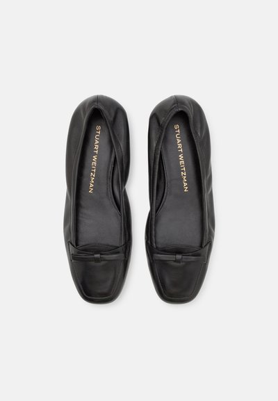Schwarze Leder-Ballerinas mit quadratischer Zehenpartie, ausgestattet mit einer kleinen Schleifenverzierung und gepolstertem Innenmaterial. Glatte Textur und minimalistisches Design.