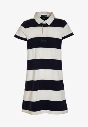 Sukienka polo z krótkim rękawem w szerokie poziome niebieskie i białe pasy, z białym kołnierzykiem i pojedynczym zapięciem na guzika przy dekolcie.
