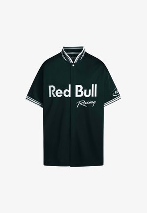 Must kätisega must särk, millel on kraed, valge "Red Bull Racing" tekst ja triibuline aktsent varrukatel.