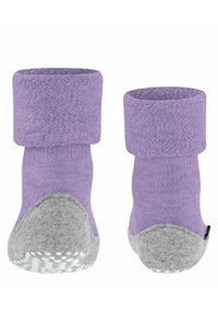 Pantofole in tessuto viola con risvolto, suole in feltro grigio e puntini bianchi antiscivolo sulla parte inferiore. Texture morbida in tutta la parte superiore.