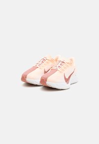 Nike Performance PEGASUS PLUS - Utcai futócipők - crimson tint/white/pure platinum/red stardust/vast grey