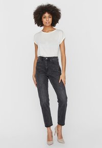 Vero Moda Calças de ganga de perna direita - black