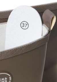 Stivale di gomma marrone con bordo testurizzato e linguetta in tessuto, con soletta bianca marcata con la misura 37 all’interno.