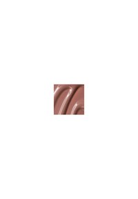 Produit cosmétique de couleur taupe crémeux présenté dans des motifs ondulés et lisses, mettant en valeur une finition brillante et une texture douce et épaisse.