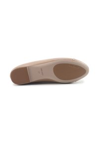 Jasno beżowa podeszwa płaskiego buta z teksturowanym wzorem przyczepności, z wytłoczonym logo "Nine West" oraz rozmiarem "37". Gładki materiał i okrągły kształt noska.