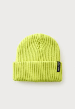 Bonnet en maille côtelée vert vif avec un revers plié et une petite étiquette noire sur le côté.