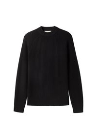 Czarny sweter w prążki z okrągłym dekoltem i raglanowymi rękawami. Tekstura jest wyraźnie prążkowana z równomiernymi pionowymi liniami w całej powierzchni.