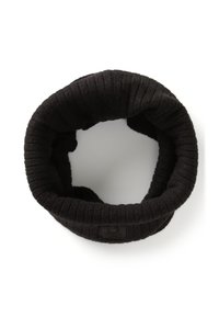 Czarny dziergany ochraniacz na szyję o prążkowanej fakturze, z szerokim otworem i naszywką z logo po boku, przedstawiającą okrągły wzór.