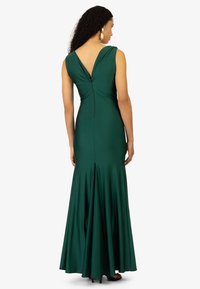 Grünes ärmelloses Kleid mit V-Ausschnitt, tailliertem Oberteil, fließendem Rock und verdecktem Reißverschluss hinten, aus glattem, dehnbarem Stoff.