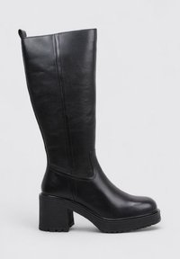 Bottes noires montantes en cuir lisse, avec un talon épais et une semelle en caoutchouc structuré. Design simple avec des accents minimalistes.