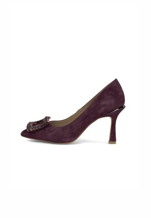 Scarpa con tacco alto in suede viola, con una fibbia decorativa ornate sulla punta e un tacco sagomato con un accento lucido.