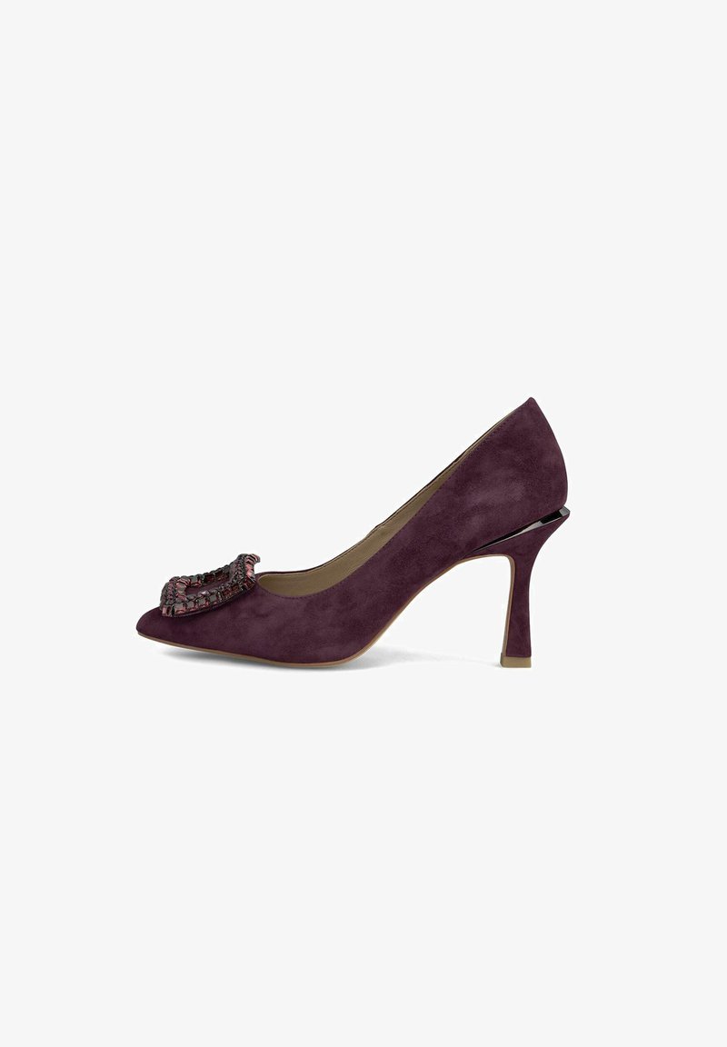 Chaussure à talon haut en daim violet avec une boucle décorative ornée sur le bout et un talon sculpté présentant un accent brillant.