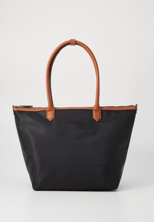 Czarna torba na ramię wykonana z nylonu z brązowymi skórzanymi uchwytami i akcentami. Posiada zamek błyskawiczny i zdefiniowany kształt. Minimalistyczny design.