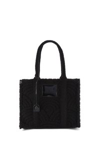 Zwarte getextureerde tote bag van pluche materiaal met opvallende golfpatronen, voorzien van twee stevige handvatten en een glanzend label.