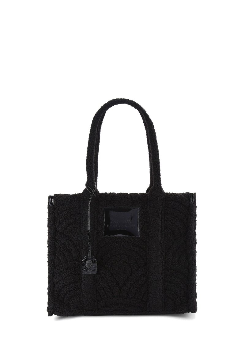 Zwarte getextureerde tote bag van pluche materiaal met opvallende golfpatronen, voorzien van twee stevige handvatten en een glanzend label.