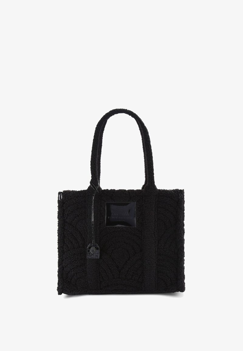 Sac fourre-tout noir texturé en matériau peluche avec des motifs de vagues prononcés, équipé de deux poignées robustes et d'une étiquette brillante.
