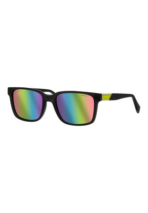 Schwarze rechteckige Sonnenbrille mit regenbogenpolarisierten Gläsern und einem kleinen gelben Detail an den Bügeln.
