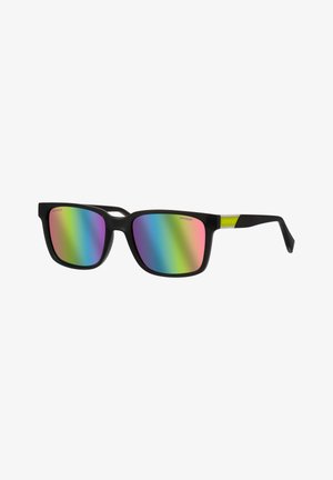 Schwarze rechteckige Sonnenbrille mit regenbogenpolarisierten Gläsern und einem kleinen gelben Detail an den Bügeln.