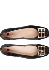 Ballerine in vernice nera con punta quadrata, caratterizzate da una spiccata fibbia geometrica in tonalità oro sulla punta. Rivestimento interno liscio.