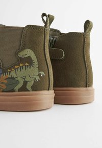 Next CHELSEA BOOTS WITH ZIP FASTENING WIDE FIT G - Batukai kūdikiams - khaki green dino