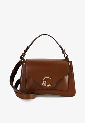 Borsa a mano in pelle marrone con logo in metallo dorato, design strutturato, manico superiore e tracolla removibile. Dettagli con superficie testurizzata.