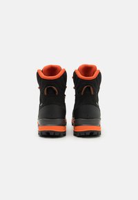 Ghete de drumeție negre și portocalii, cu un design mid-top, suprafață texturată, guler căptușit și talpă distinctă pentru tracțiune. Prezintă ochiuri întărite.