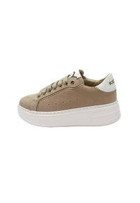Sneaker in pelle beige con suola piatta in gomma bianca, punta tonda, dettagli laterali perforati e lacci in cotone. Branding sul tallone.