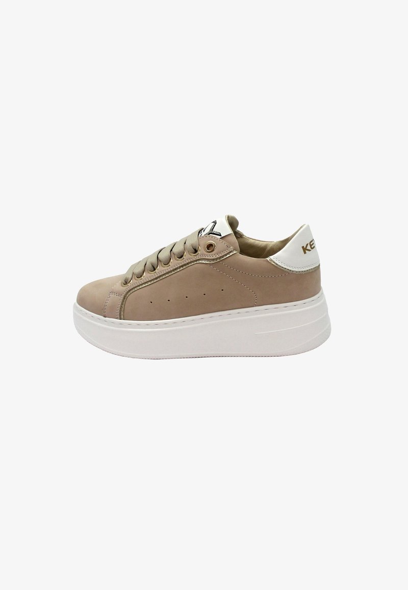 Sneaker in pelle beige con suola piatta in gomma bianca, punta tonda, dettagli laterali perforati e lacci in cotone. Branding sul tallone.