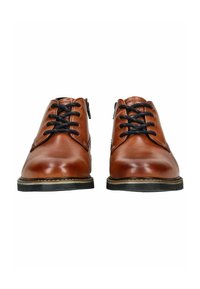 Hnědé kožené boty s černými šňůrkami, zaoblenou špičkou a detailním zipem na boku. Mají kontrastní gumovou podrážku se švy.