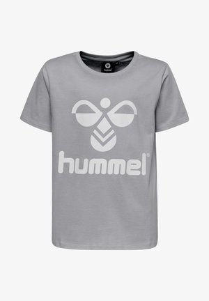 Grå bomulds t-shirt med et stort hvidt bistempel og mærkenavnet "hummel" i fed skrift. Korte ærmer og rund hals design.
