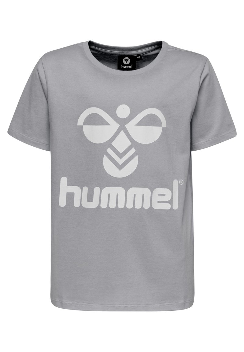 Camiseta de algodón gris con un gran logotipo de abeja blanca y el nombre de la marca "hummel" en una fuente en negrita. Diseño de mangas cortas y cuello tipo crew.