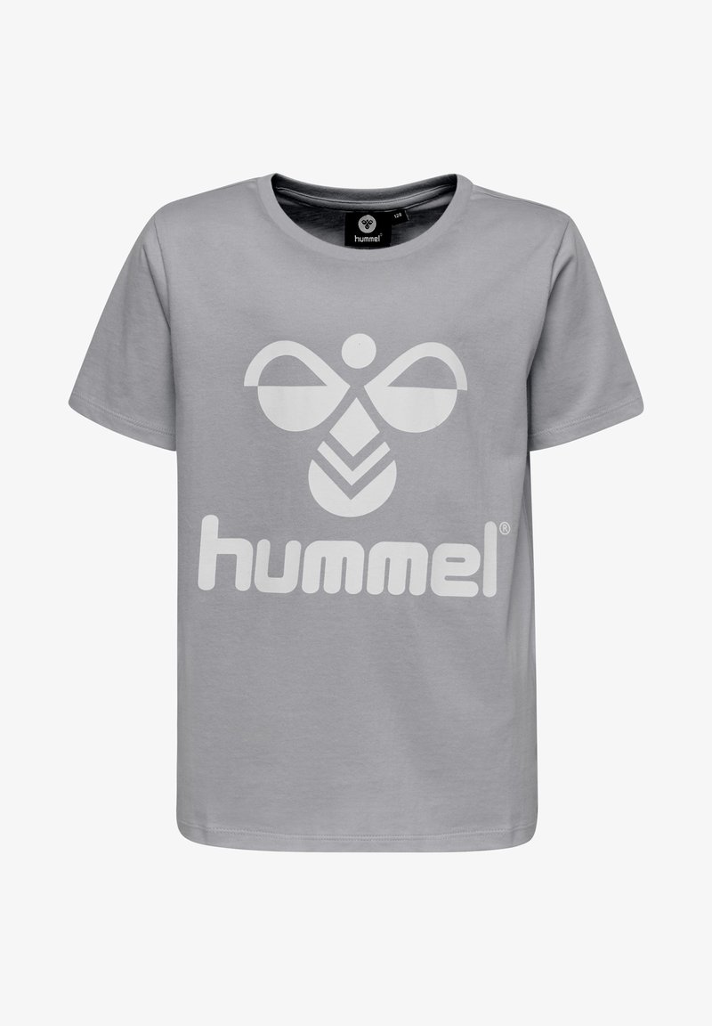 Grijze katoenen t-shirt met een groot wit bijenlogo en de merknaam "hummel" in een vet lettertype. Korte mouwen en een ronde hals.