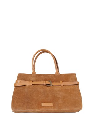 Borsa in pelle scamosciata marrone con due manici, una cintura orizzontale in pelle con fibbia argentata sulla parte anteriore e una piccola toppa rettangolare sotto.