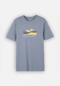 T-shirt en coton bleu avec un design graphique mêlant des vagues et un soleil. Le mot "OXBOW" est imprimé dans une police stylisée en dessous du design.