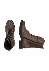 Botas de tobillo de cuero marrón con un acabado suave, suela de goma negra, cordones en la parte frontal y cremallera lateral para un fácil uso. Tejido texturizado en el lado.