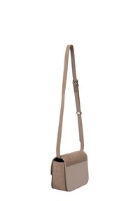 Geantă crossbody din suede maro, cu un front plat, curea ajustabilă și un panou inferior neted. Design compact cu un contrast subtil de textură.