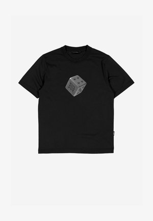 Μαύρο κοντομάνικο T-shirt με γκρι τρισδιάστατο γραφικό ζάρι στο κέντρο, που δείχνει σπαθιά και αφηρημένα σύμβολα στις όψεις του.