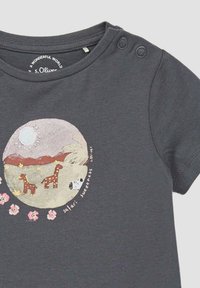 Czarna szara bawełniana koszulka z okrągłym nadrukiem przedstawiającym dwie żyrafy, słońce i różowe kwiatowe akcenty wokół wzoru. Zapięcia na napy na ramieniu.