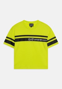 Neon žluté bavlněné tričko s černými pruhy. Obsahuje logo "EA7 EMPORIO ARMANI" na přední straně. Standardní kulatý výstřih a krátké rukávy.