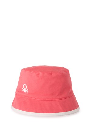 Koralowy różowy bawełniany kapelusz bucket z białym wykończeniem wzdłuż ronda i małym białym logo z boku.