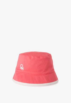 Koralowy różowy bawełniany kapelusz bucket z białym wykończeniem wzdłuż ronda i małym białym logo z boku.