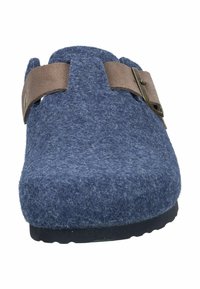 Blaue wollene Slipper mit einem braunen verstellbaren Riemen und einer Schnalle über dem Spann, mit einer schwarzen Sohle.