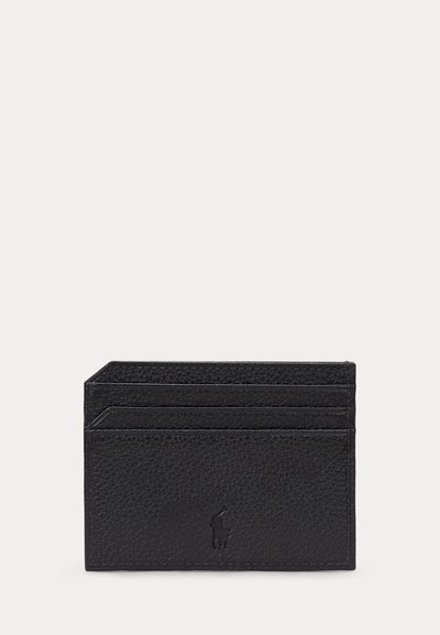 Čierny textúrovaný kožený držiak na karty so štyrmi priehradkami na karty a vyrazeným logom Polo Ralph Lauren uprostred prednej strany.