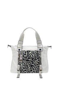 Hvid håndtaske med et struktureret leopardprint-panel, sølvhardware, topstænger og lynlåse. Har et slankt, moderne design.