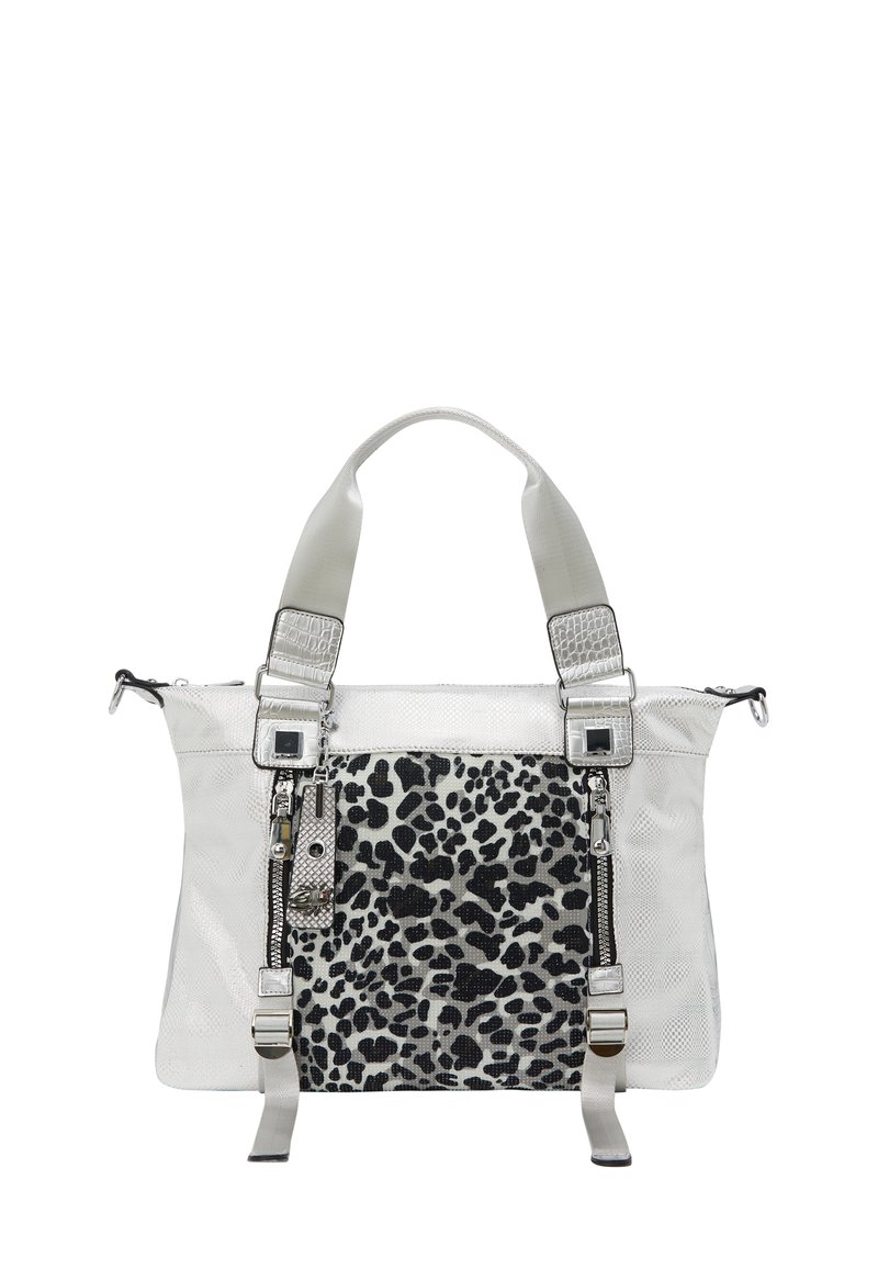 Hvid håndtaske med et struktureret leopardprint-panel, sølvhardware, topstænger og lynlåse. Har et slankt, moderne design.